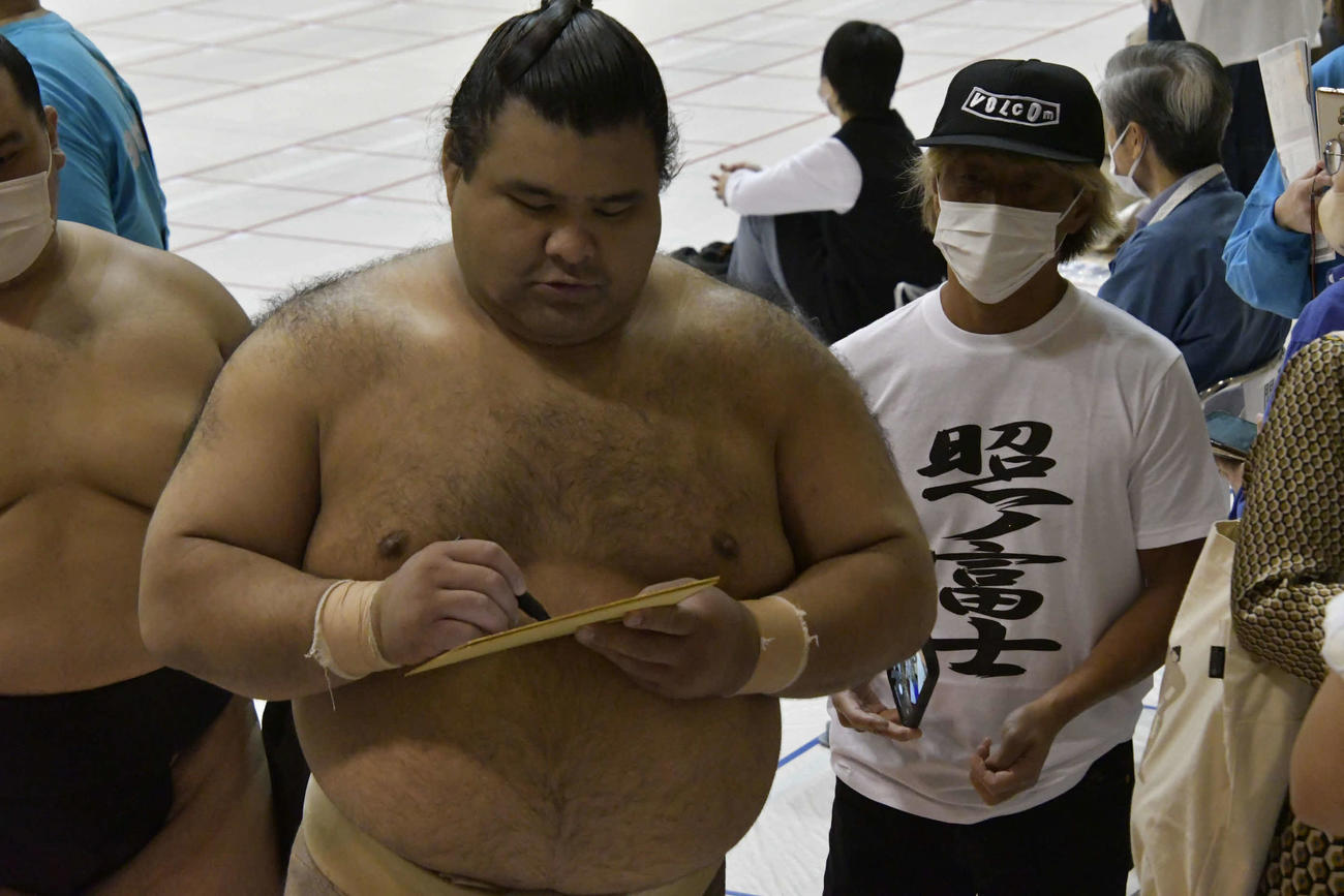 稽古後にファンにサインをする高安（撮影・平山連）