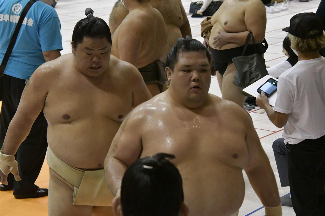 稽古を終えて支度部屋に戻る阿武咲（右）と大栄翔（撮影・平山連）