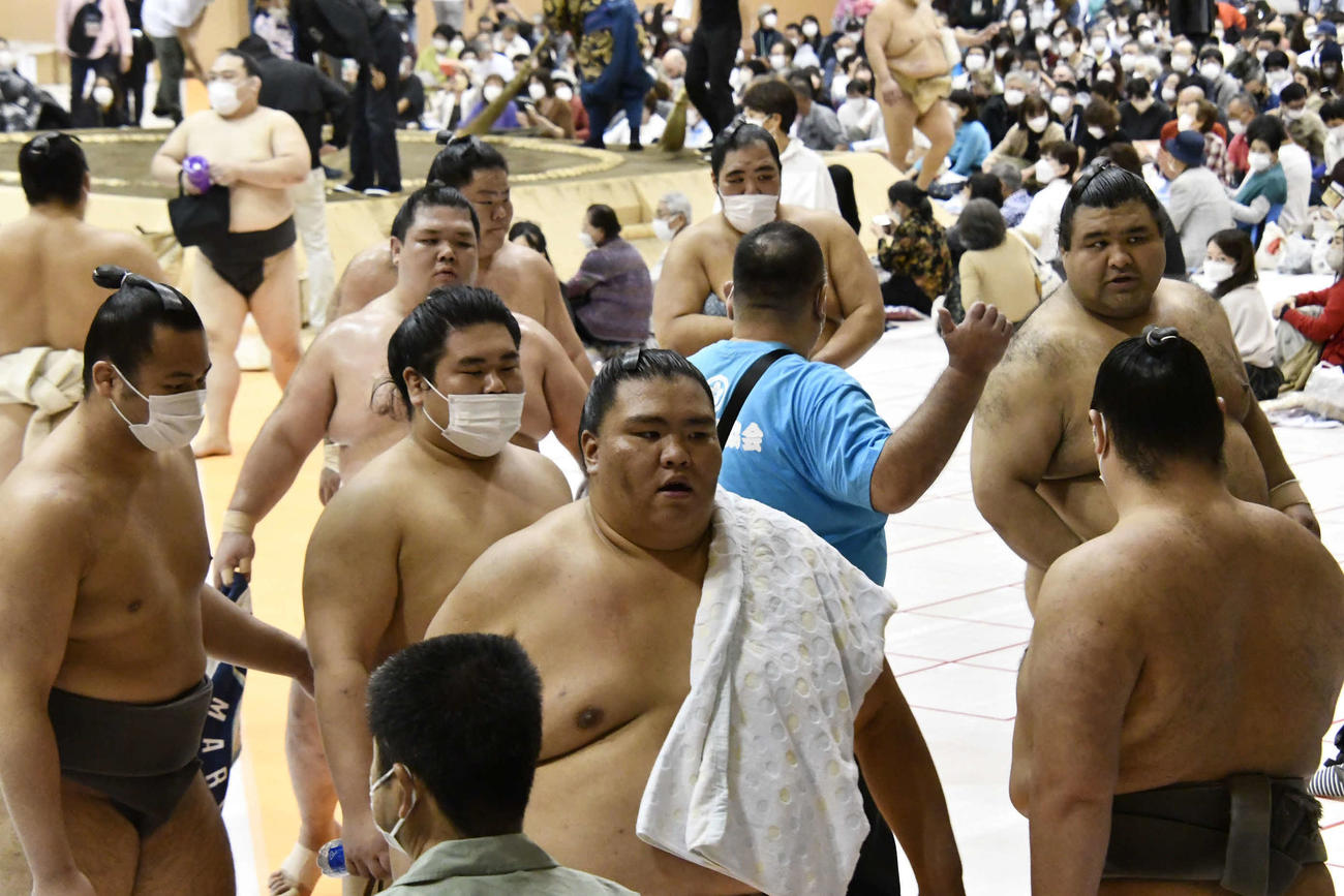 稽古を終えて支度部屋に戻る御嶽海（撮影・平山連）