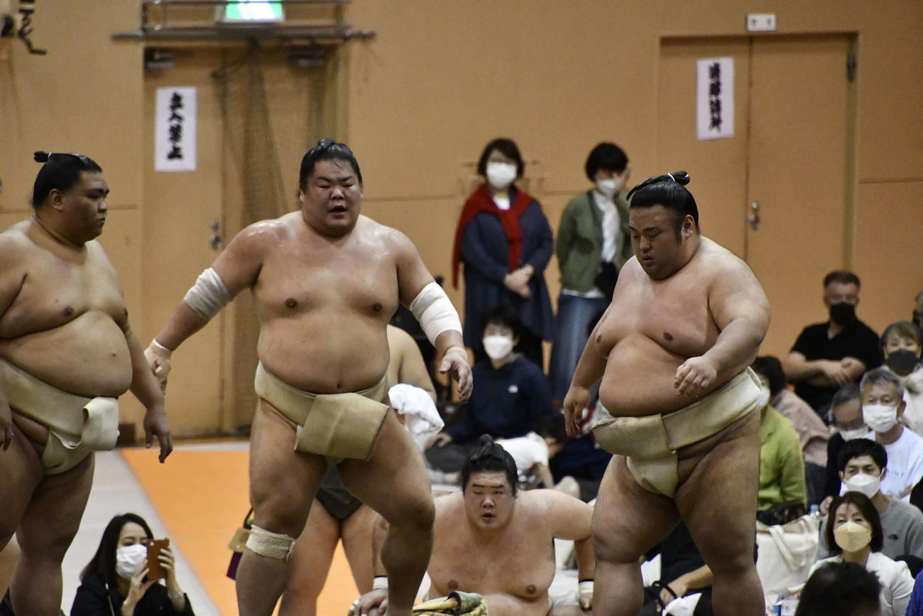 稽古に参加する左から御嶽海、大栄翔、貴景勝（撮影・平山連）