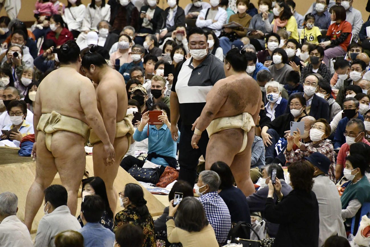 関取衆に声を掛ける二所ノ関親方（撮影・平山連）