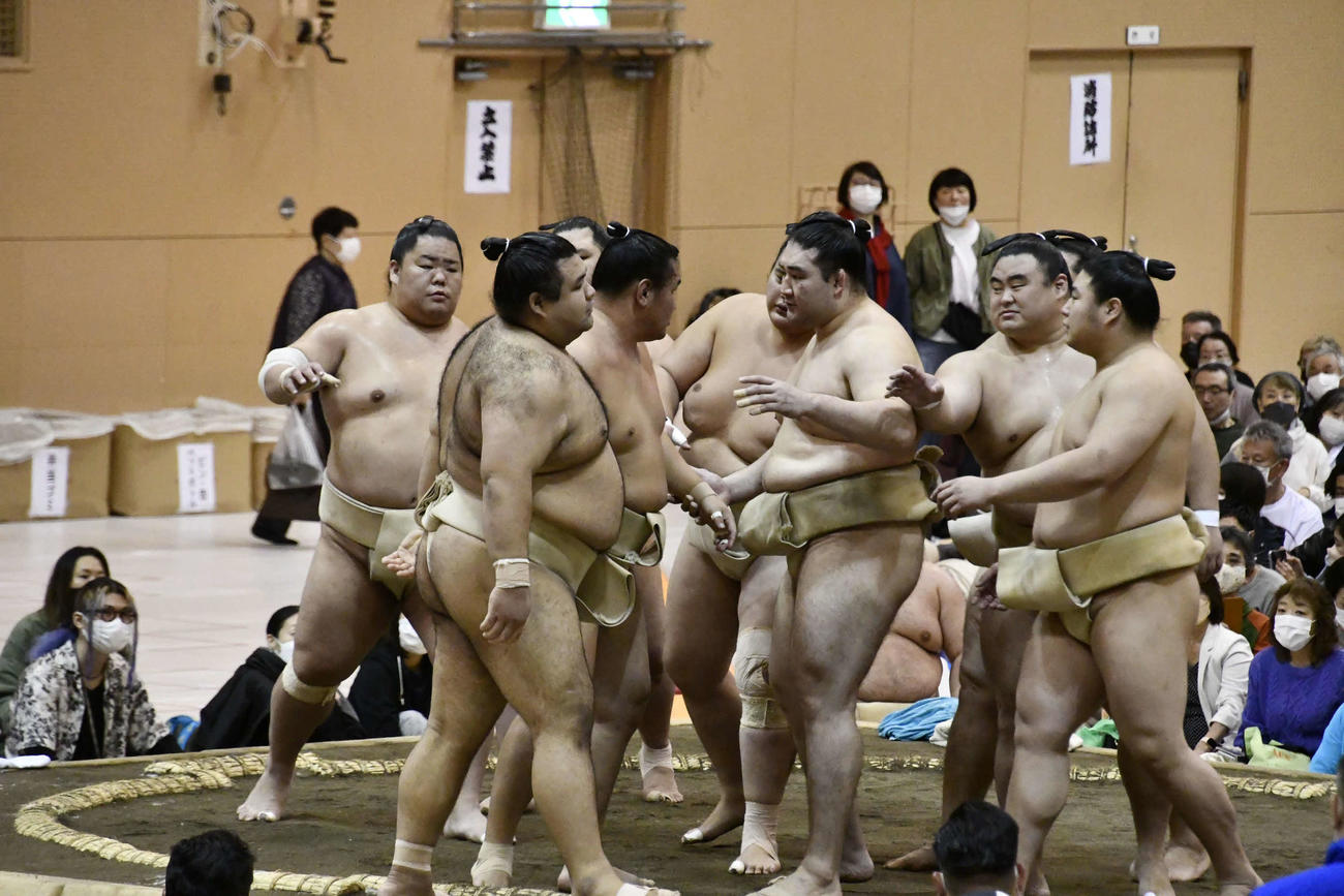 申し合い稽古に参加する関取衆（撮影・平山連）