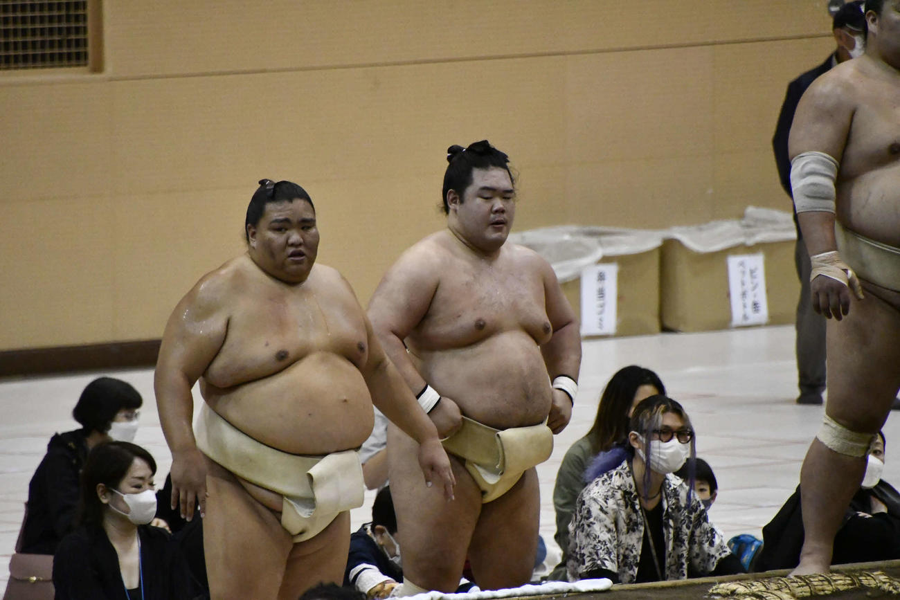 稽古に参加した御嶽海（左）と明生（撮影・平山連）