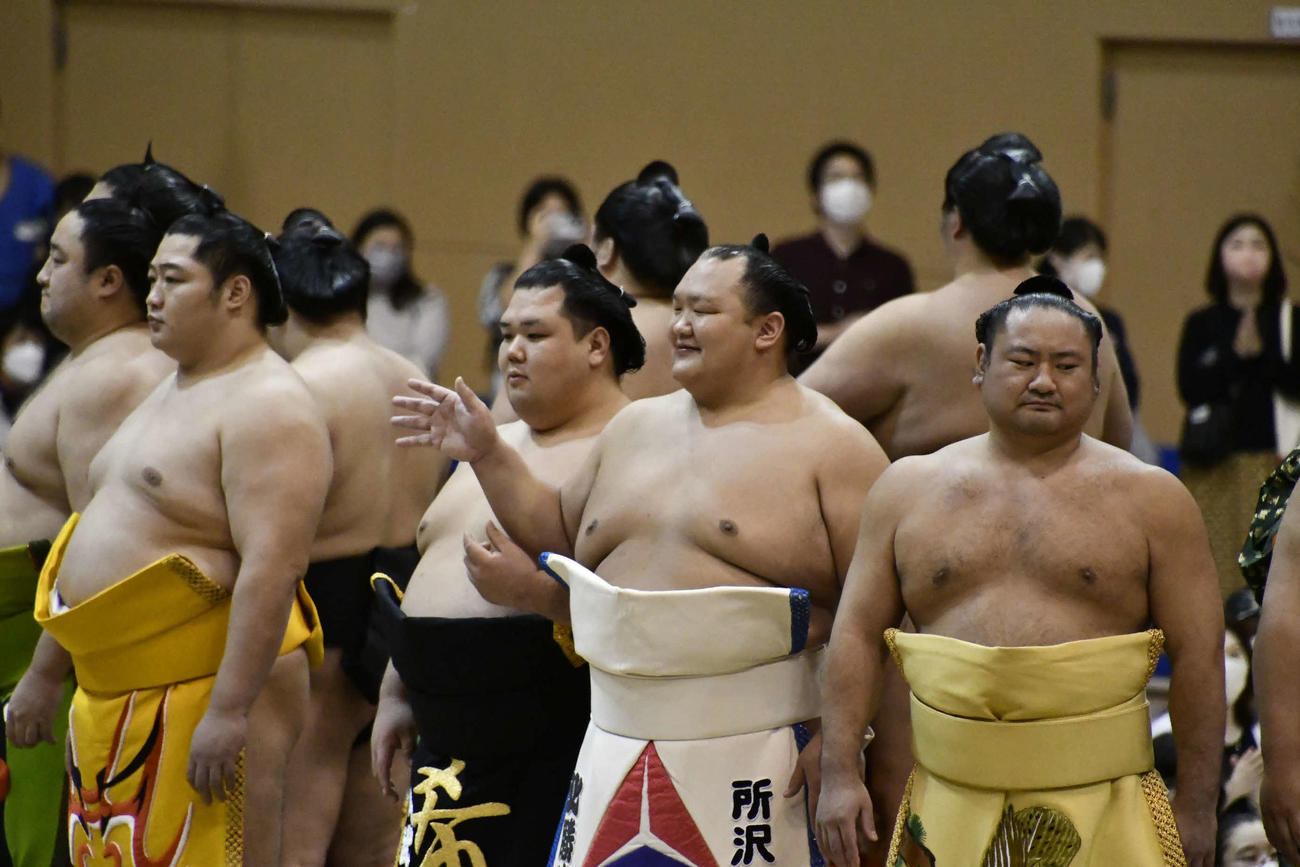 ファンに手を振る北勝富士（撮影・平山連）