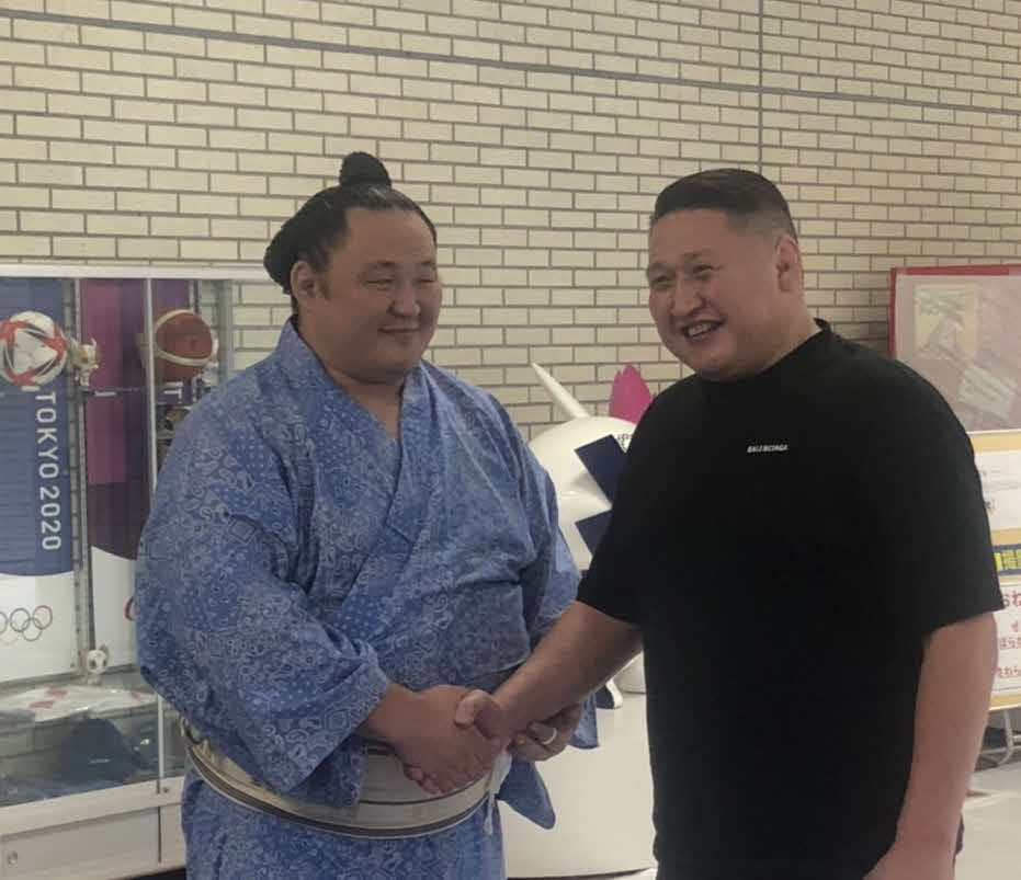 握手する先場所優勝の玉鷲（左）と大島親方（撮影・平山連）