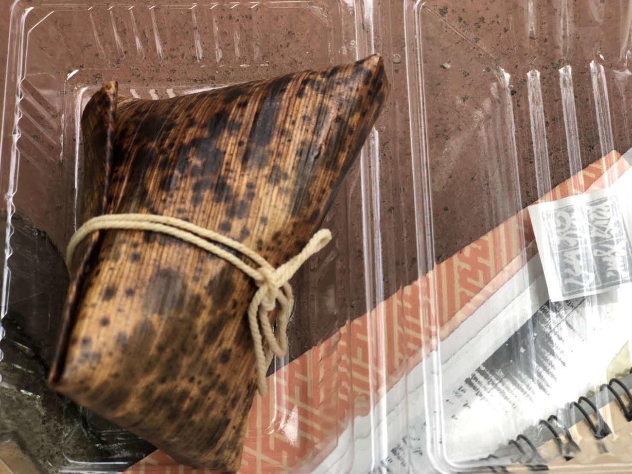 会場前に販売されていた豚角煮おにぎり（撮影・平山連）