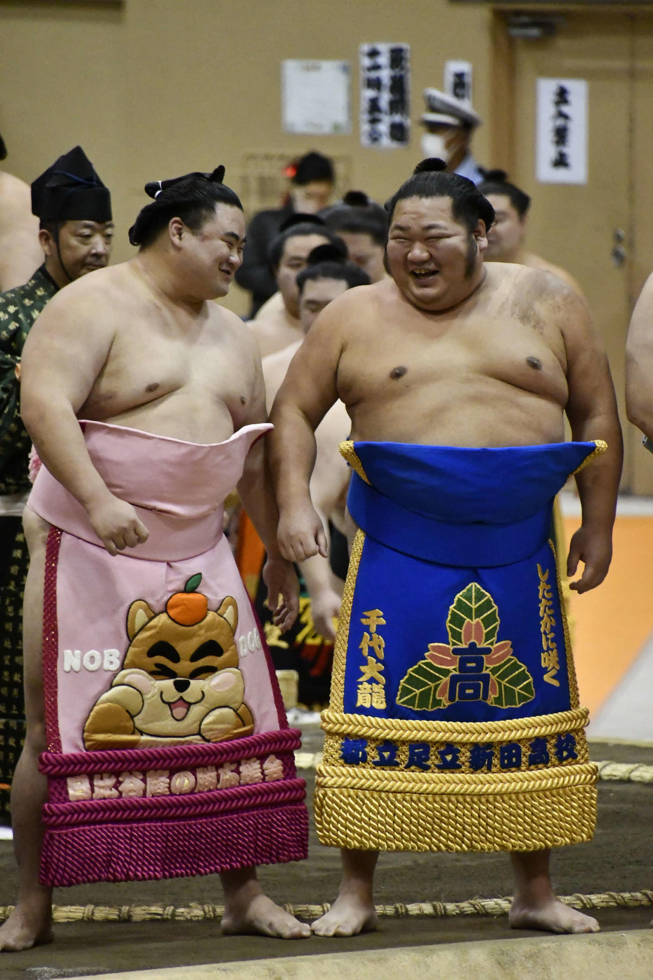 笑みを浮かべる左から隆の勝と千代大龍（撮影・平山連）