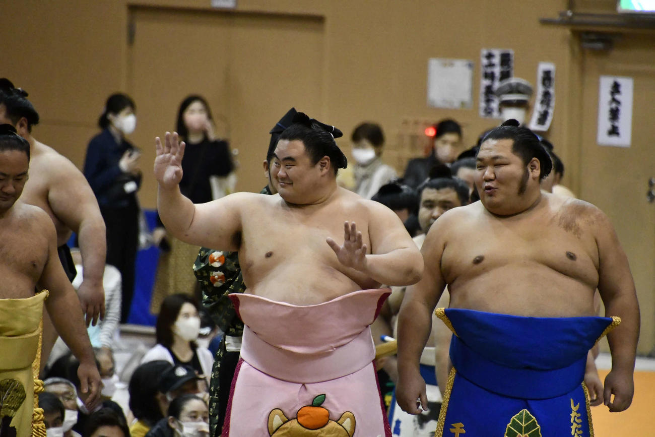 ファンに手を振る隆の勝と千代大龍（撮影・平山連）