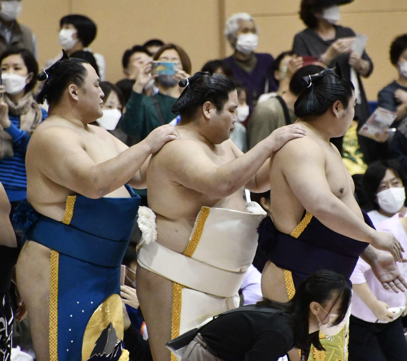 土俵入りで仲むつまじい姿を見せる左から玉鷲、錦木、若元春（撮影・平山連）