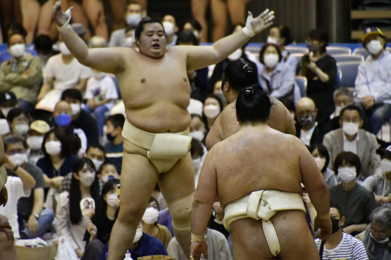 大関貴景勝に胸を出してもらい、ぶつかり稽古に臨む琴ノ若（撮影・平山連）