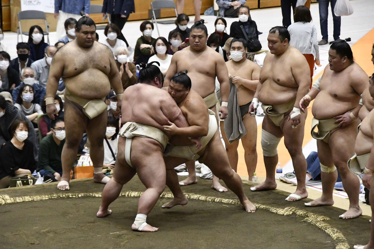 貴景勝（手前）と申し合い稽古を行う御嶽海（撮影・平山連）