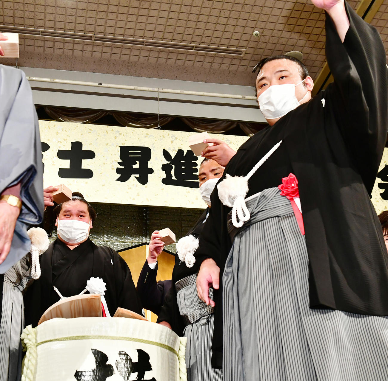 第73代横綱照ノ富士昇進披露祝賀会で乾杯する、左から照ノ富士、御嶽海、貴景勝（撮影・小沢裕）　