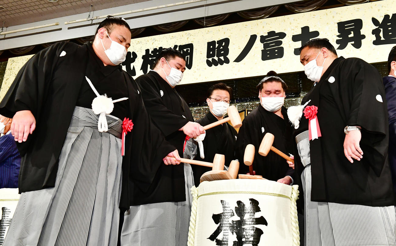 第73代横綱照ノ富士昇進披露祝賀会の鏡開きに臨む、左から貴景勝、正代、師匠の伊勢ケ浜親方、照ノ富士、御嶽海（撮影・小沢裕）　