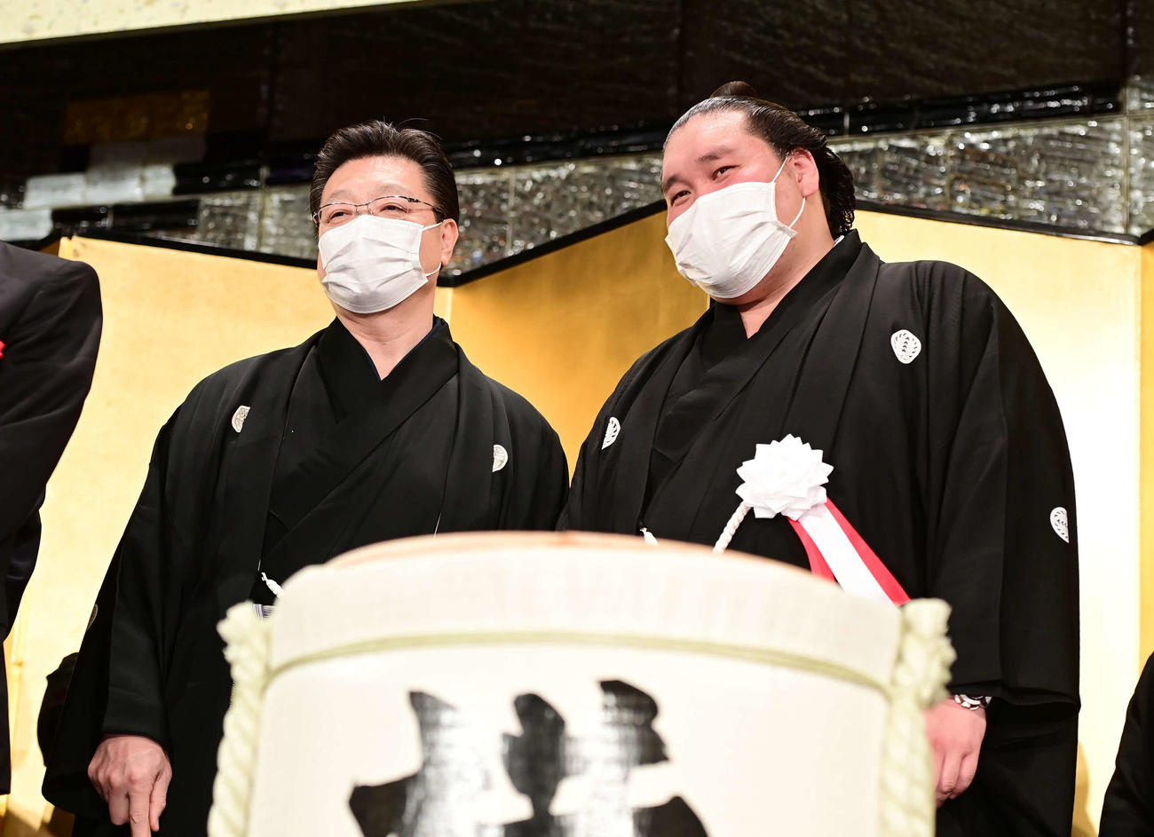 第73代横綱照ノ富士昇進披露祝賀会の鏡開きの前に笑顔を見せる師匠の伊勢ケ浜親方（左）と照ノ富士（撮影・小沢裕）　