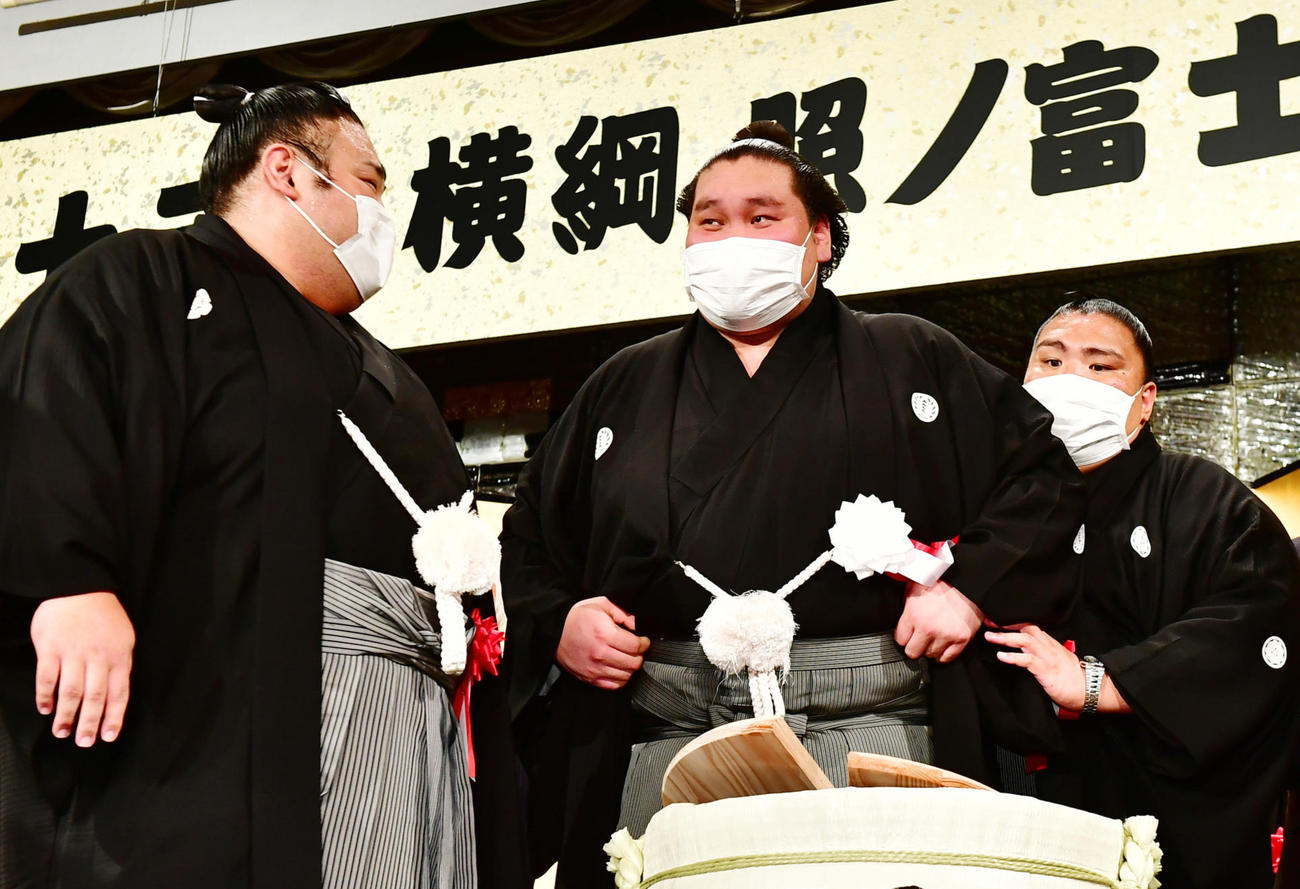 第73代横綱照ノ富士昇進披露祝賀会の鏡開きを終え談笑する貴景勝（左）と照ノ富士。右へ御嶽海、八角理事長（撮影・小沢裕）　