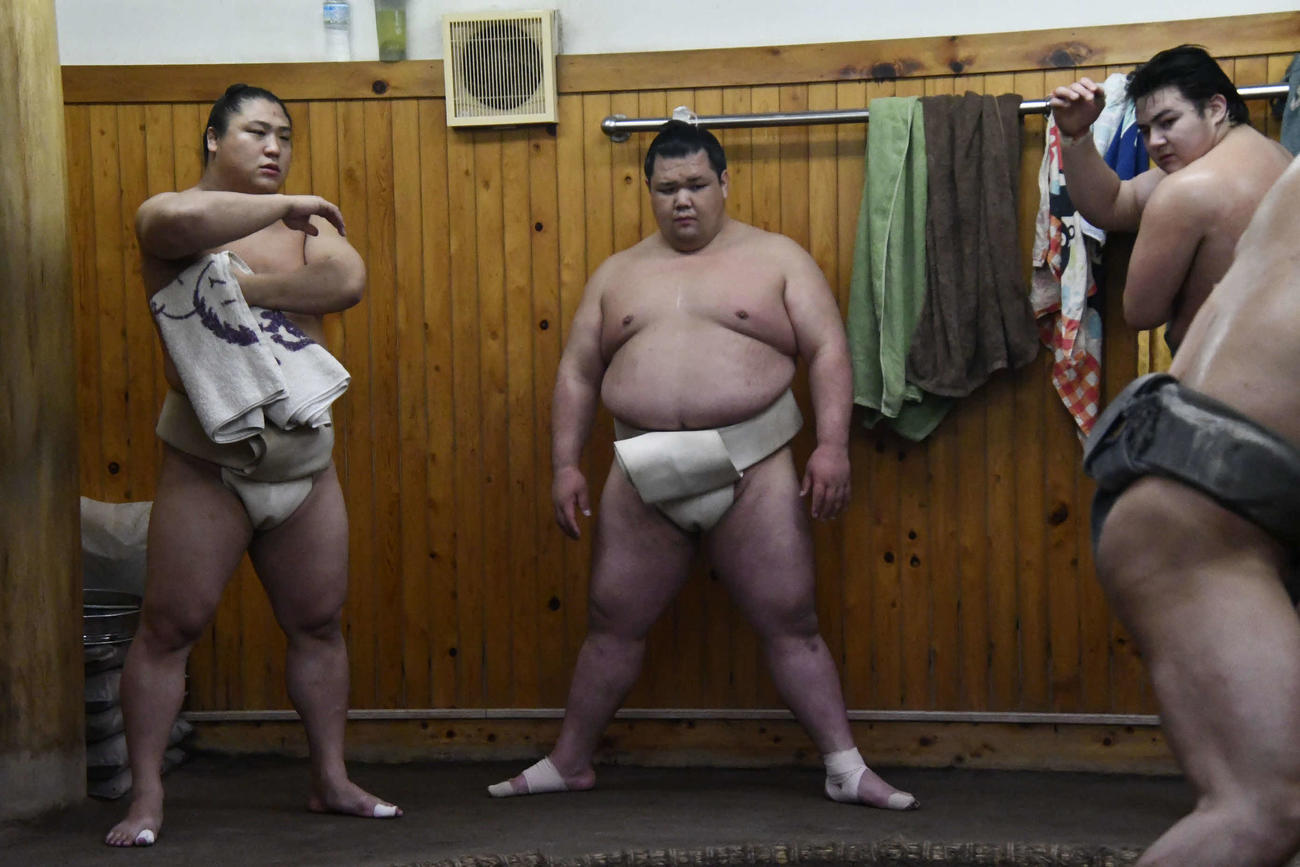 幕下以下の申し合い稽古を見守る左から若隆景と阿武咲（撮影・平山連）