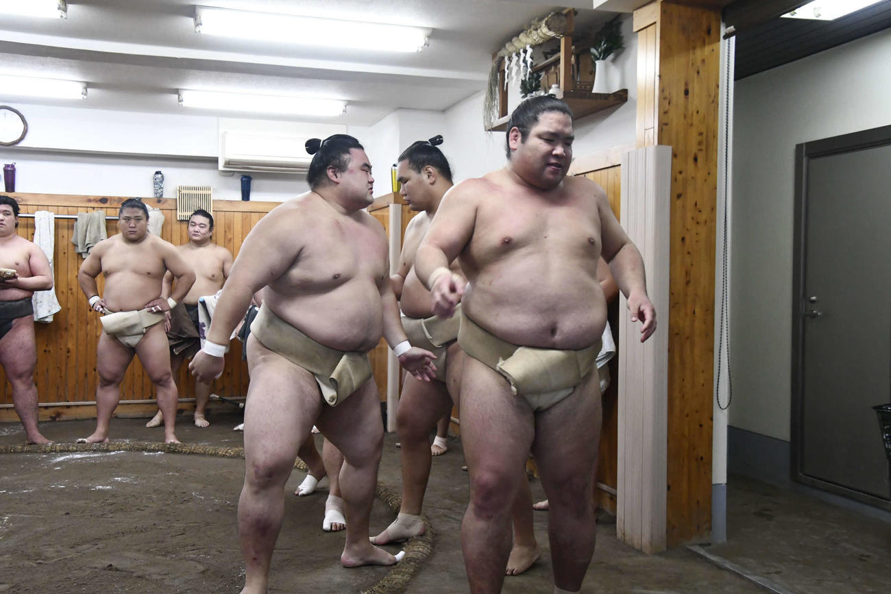 申し合い稽古に参加する隆の勝（左）と錦木（撮影・平山連）