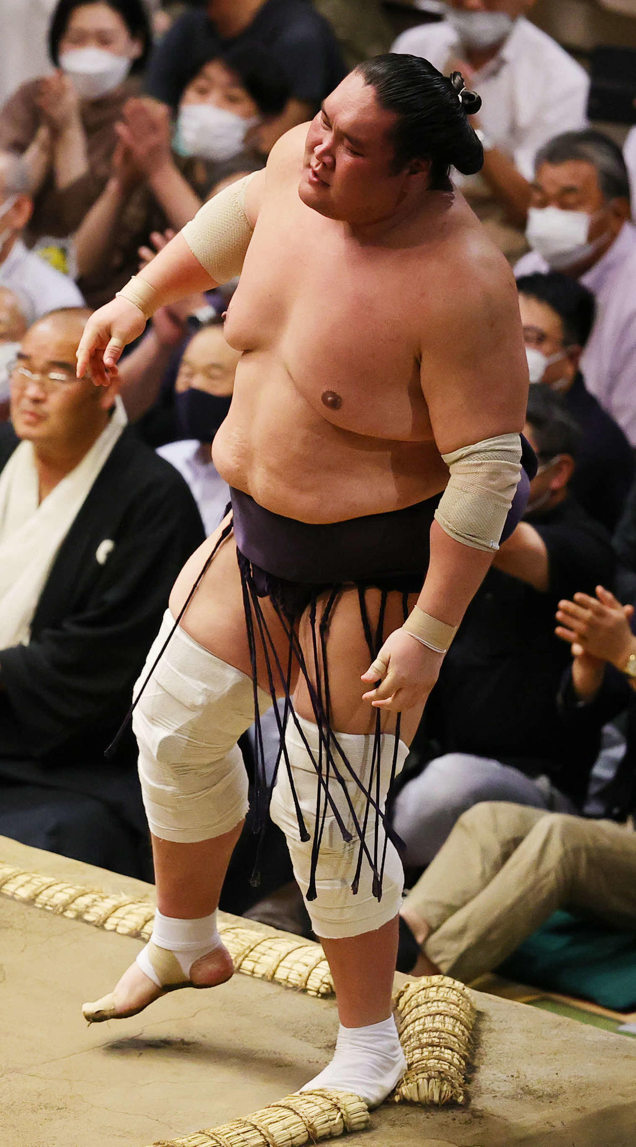 大相撲秋場所9日目　高安（左）に敗れ無念の表情の照ノ富士（2022年9月19日撮影）