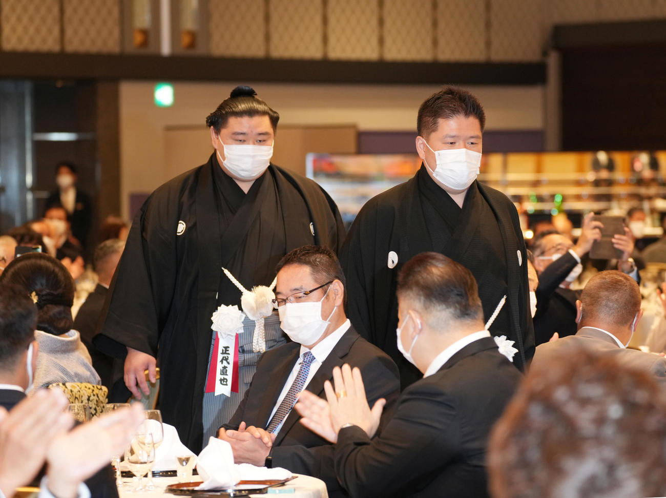 時津風親方（右）と会場に入場する正代（代表撮影）