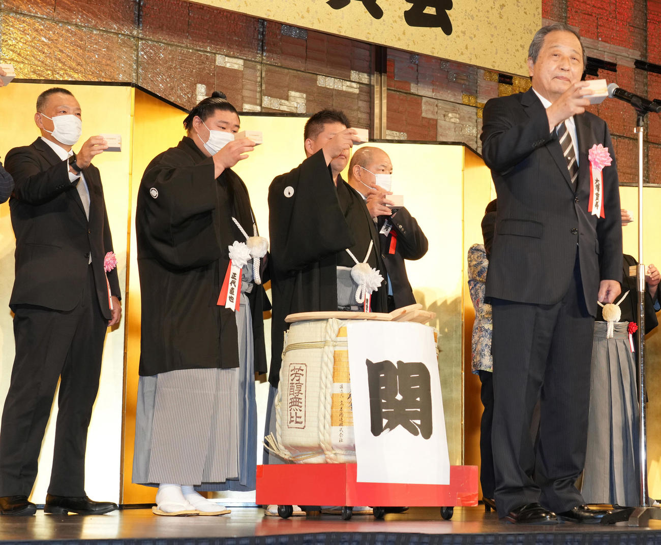 東農大・大澤理事長（右）の発声で乾杯する正代（左から2人目）ら（代表撮影）