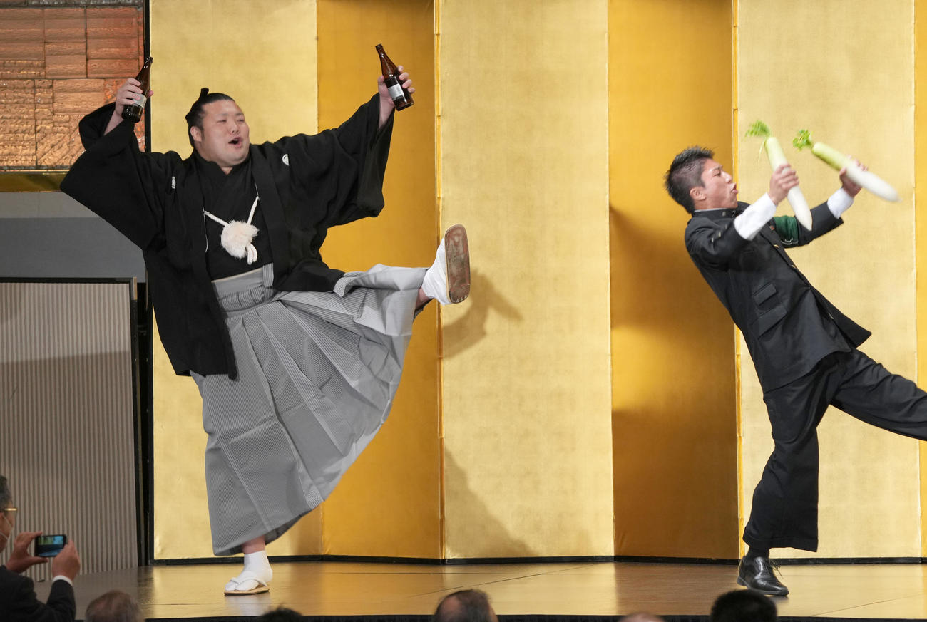 応援団員と東農大名物の大根踊りを披露する豊山（左）（代表撮影）