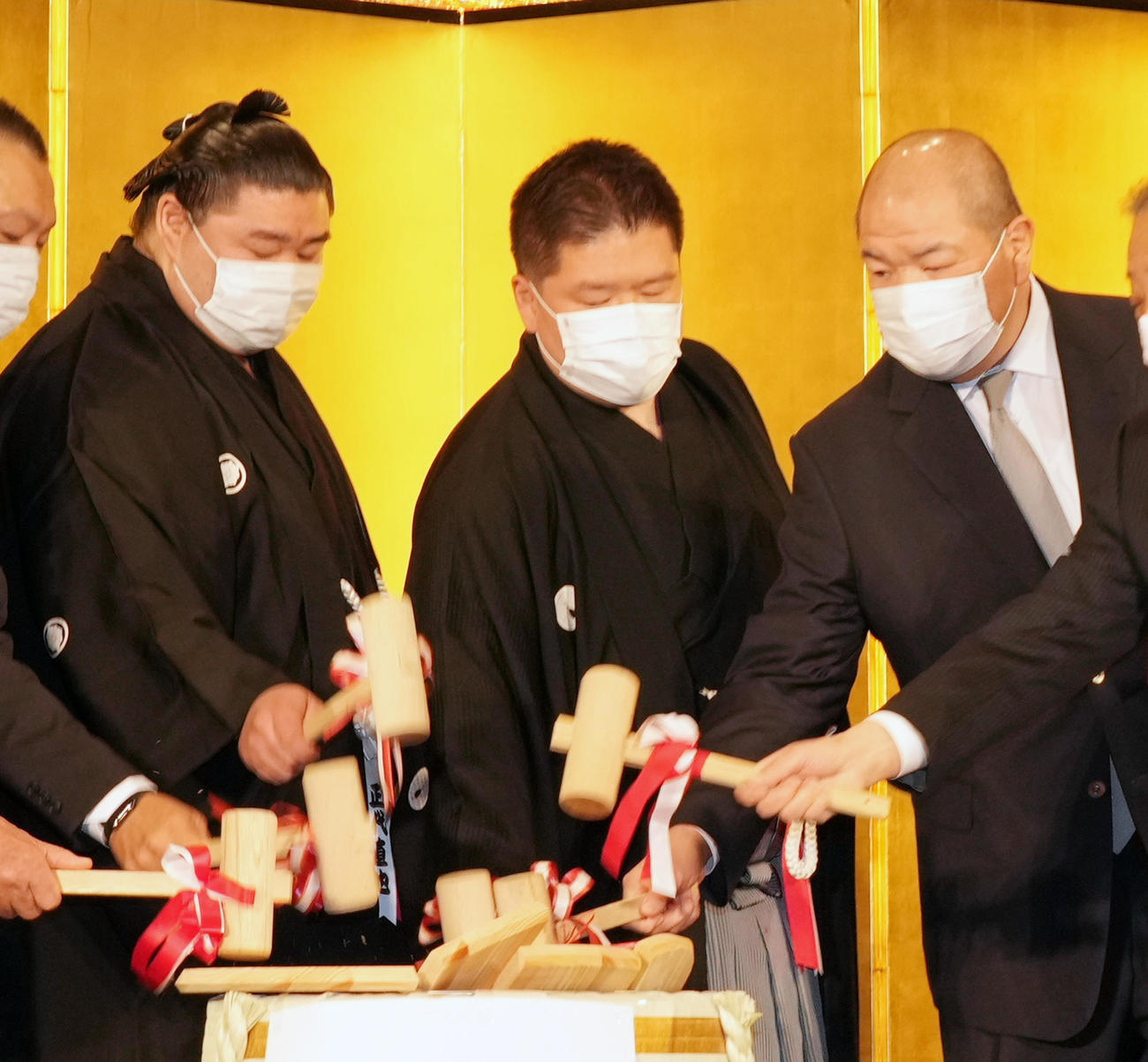 鏡開きに臨む、左から正代、時津風親方、八角理事長（代表撮影）