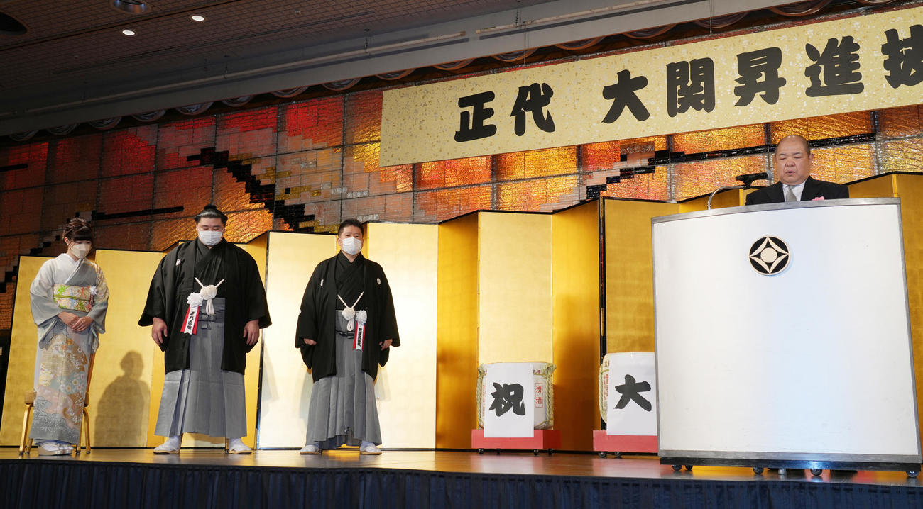 八角理事長（右）の祝辞を聞く、左から時津風親方夫人、正代、時津風親方（代表撮影）