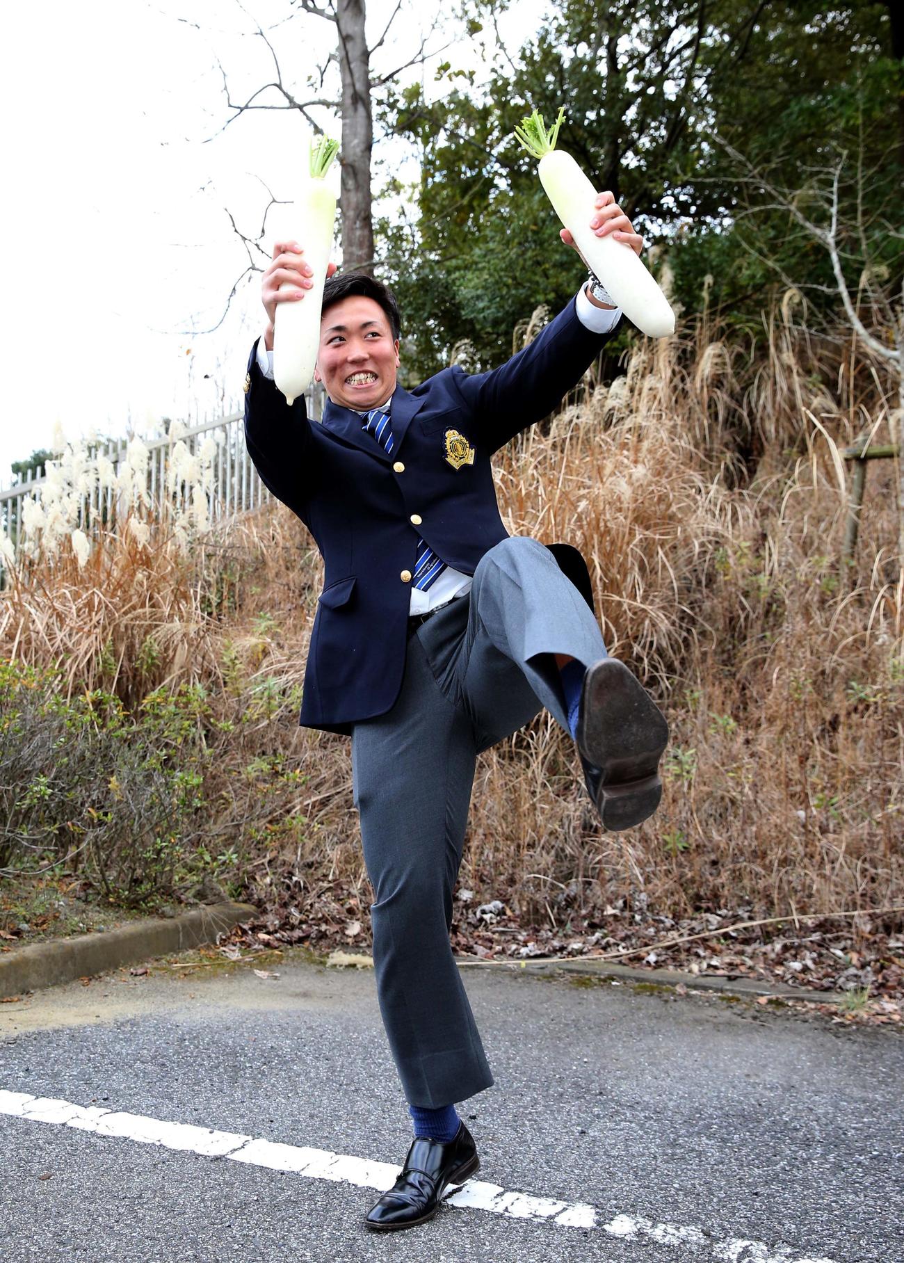 入寮した日本ハム3位の井口和朋は大根踊りを披露する（2016年1月7日撮影）