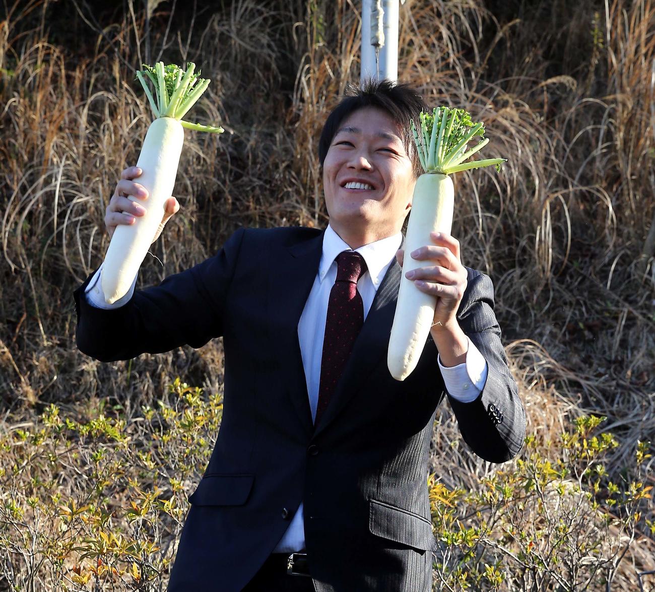 東農大北海道オホーツクを卒業した日本ハムドラフト8位の玉井大翔は「大根踊り」を披露する（2017年1月7日撮影）