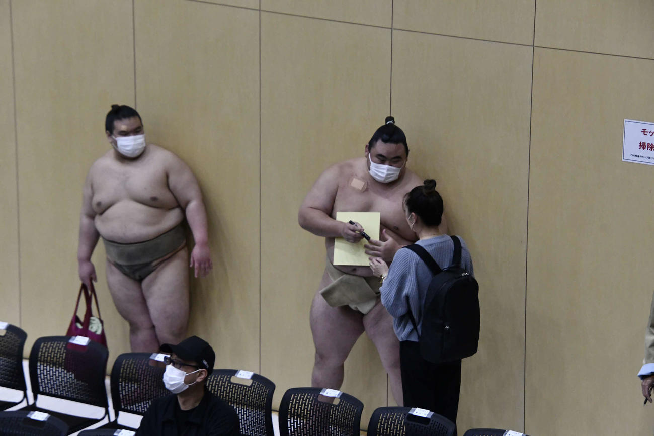 ファンにサインする隆の勝（撮影・平山連）