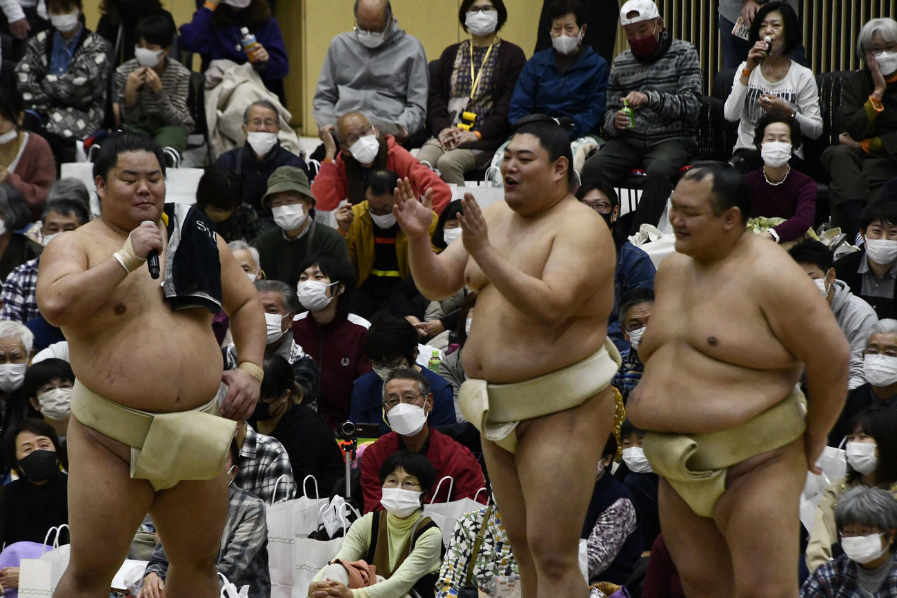 質問コーナーに登場した左から大栄翔、阿炎、北勝富士（撮影・平山連）