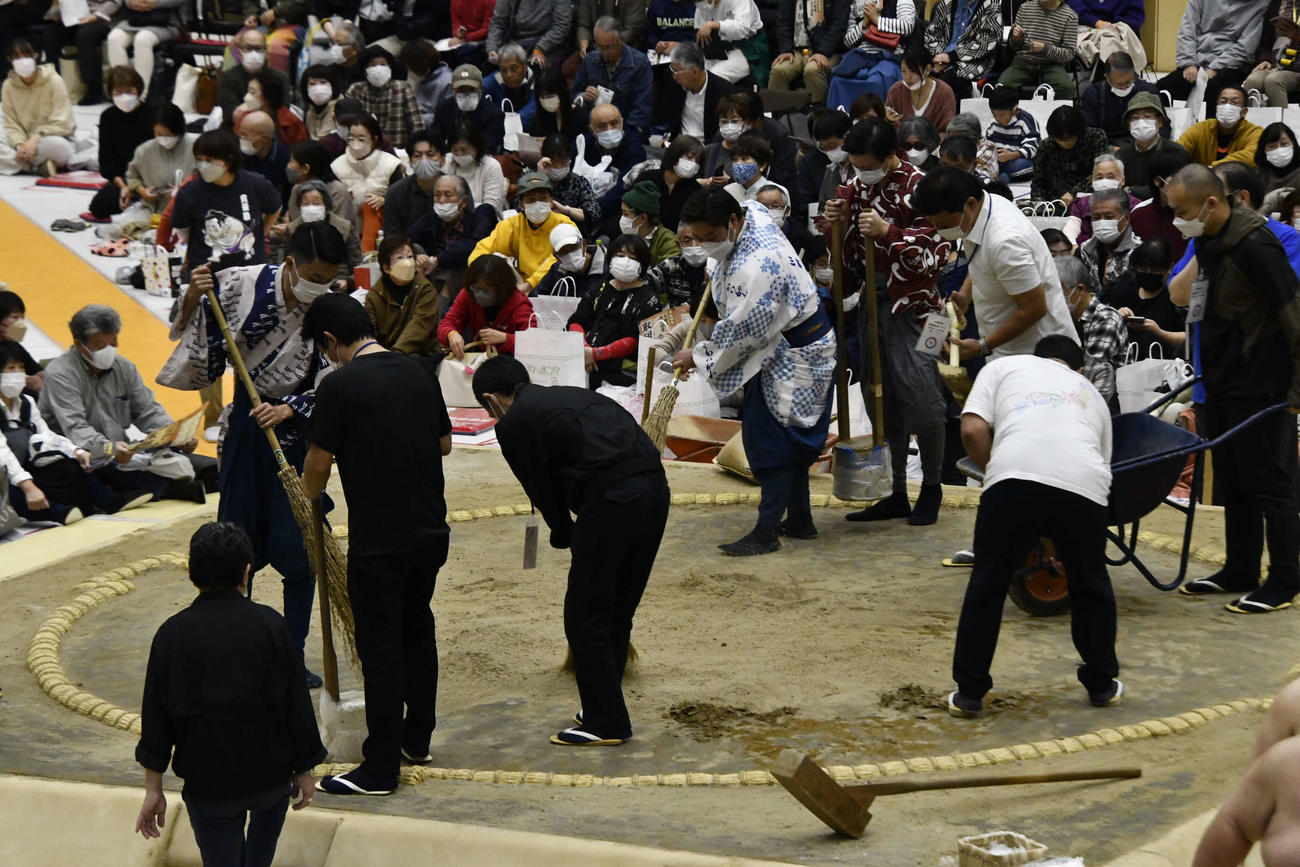 稽古後に土俵を修復するスタッフたち（撮影・平山連）