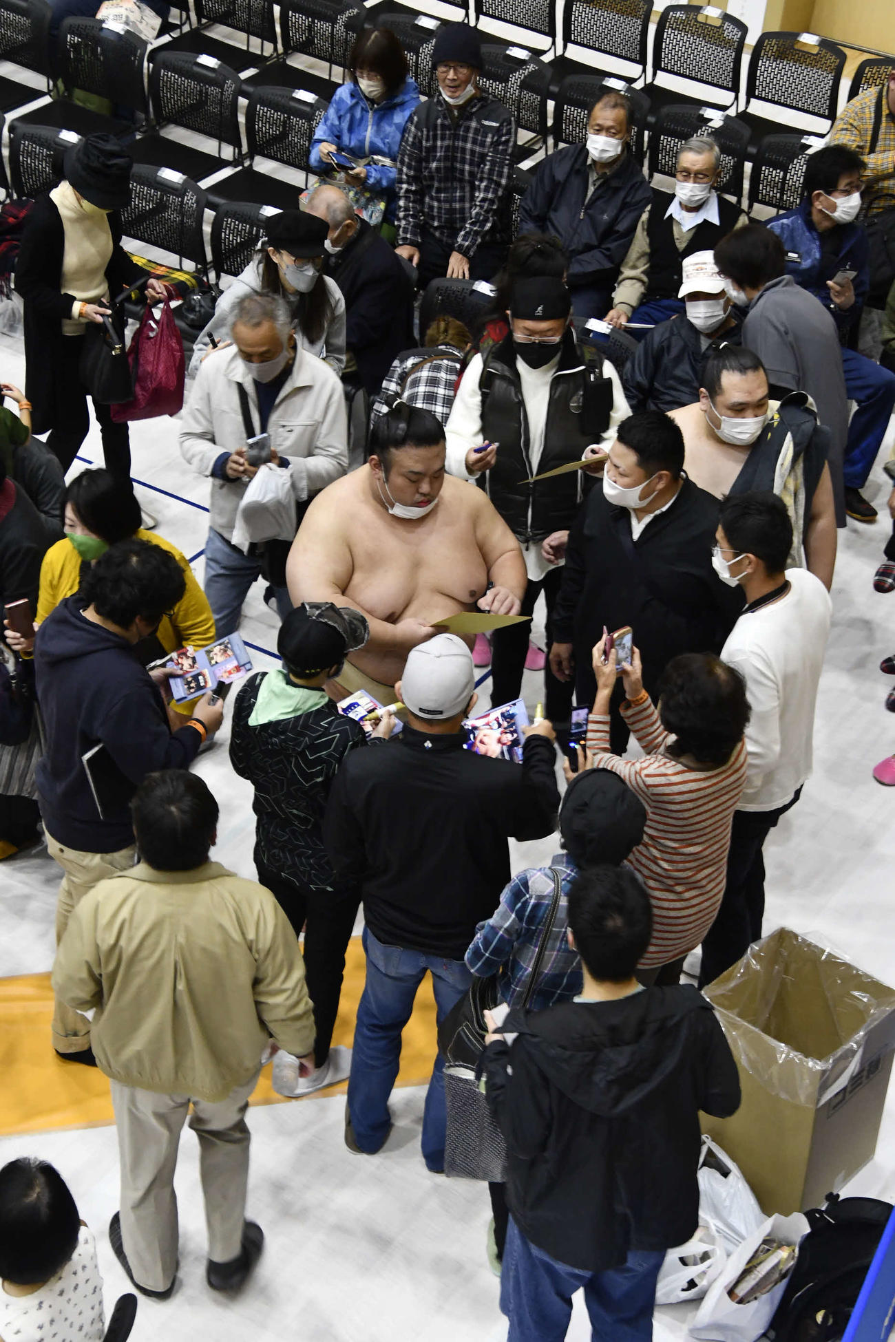 ファンのサイン攻めに応じる大関貴景勝（撮影・平山連）