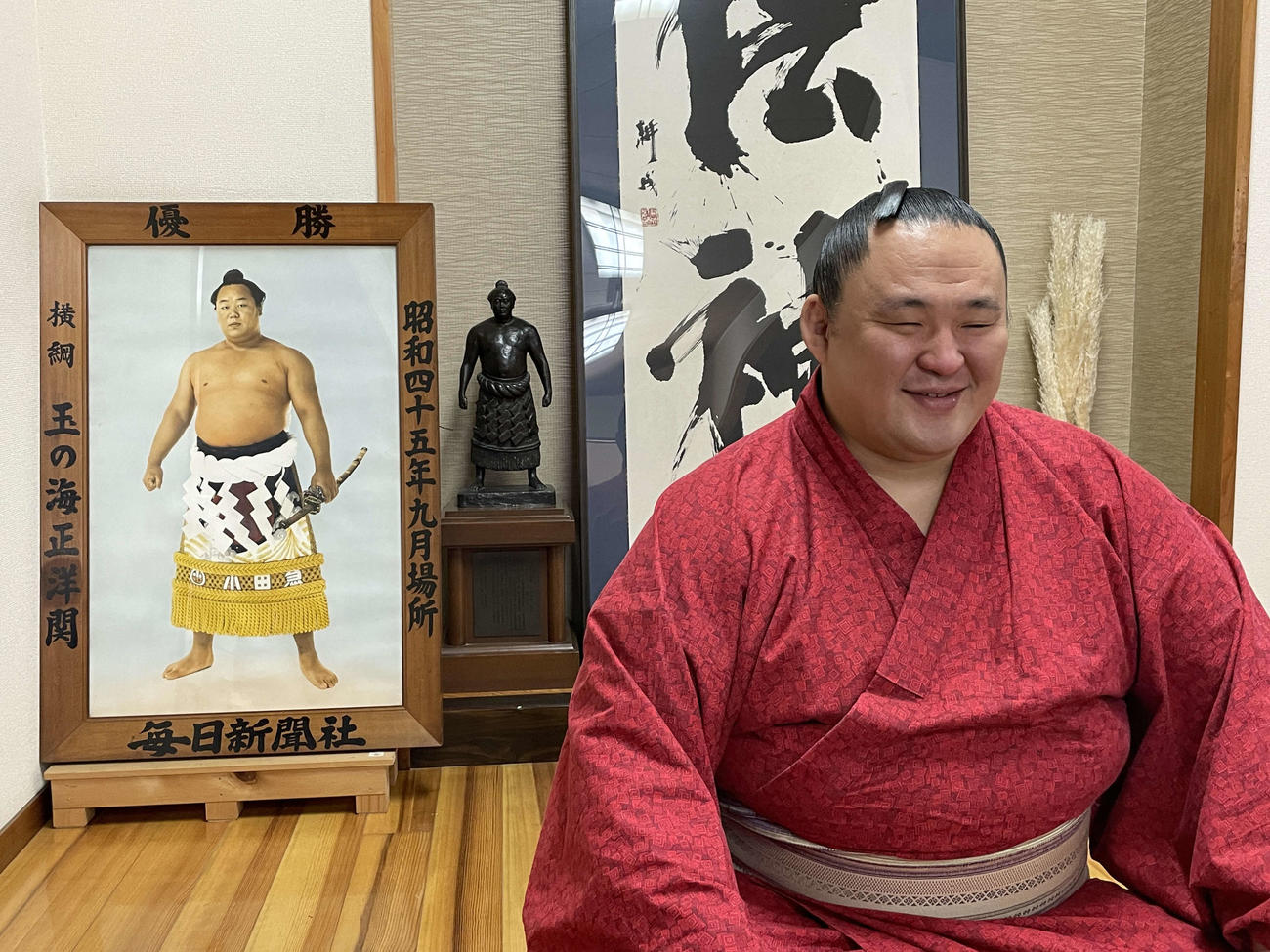 第51代横綱の玉の海の優勝額の前で笑みをこぼす玉鷲（日本相撲協会提供）