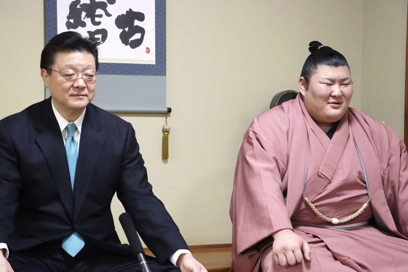 新入幕を果たして記者会見に臨む熱海富士（右）と師匠の伊勢ケ浜親方（日本相撲協会提供）