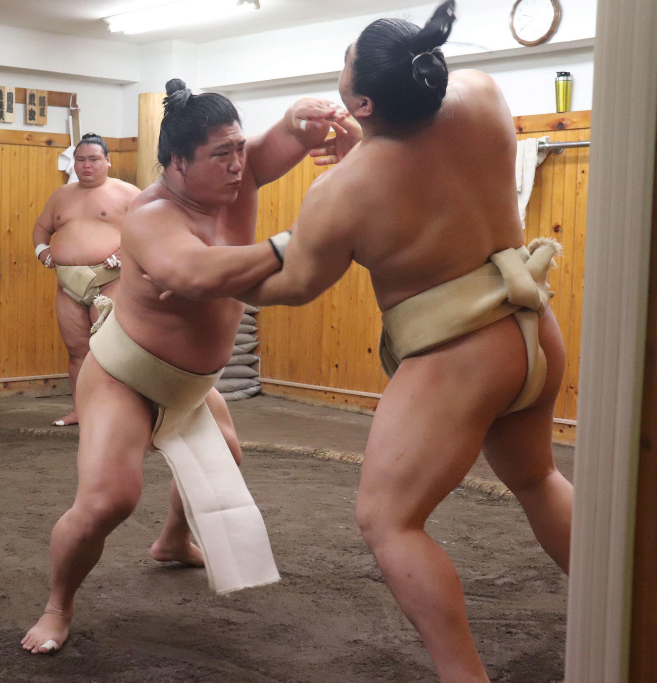 若元春（右）と相撲を取る若隆景