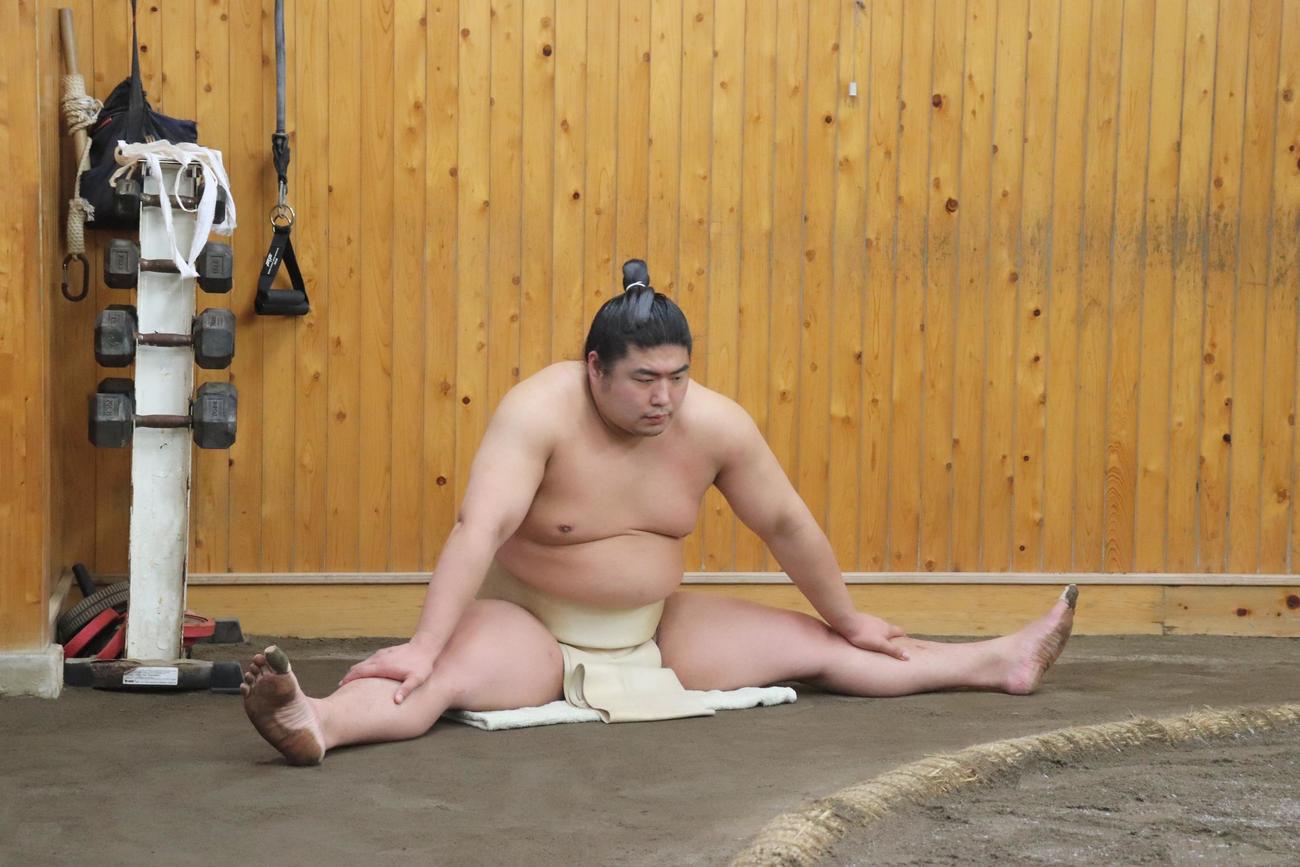 ストレッチをする若元春