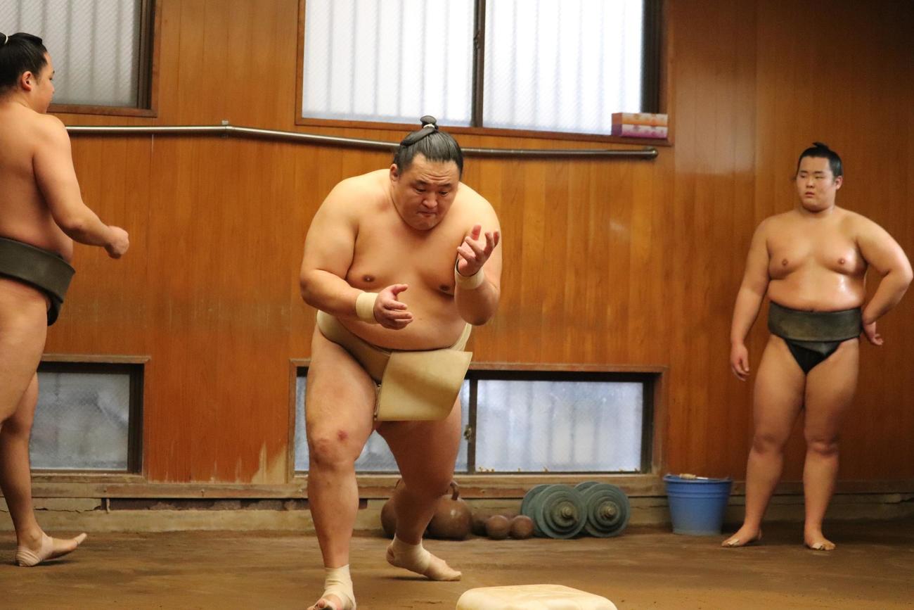 入念なすり足で汗を流す玉鷲