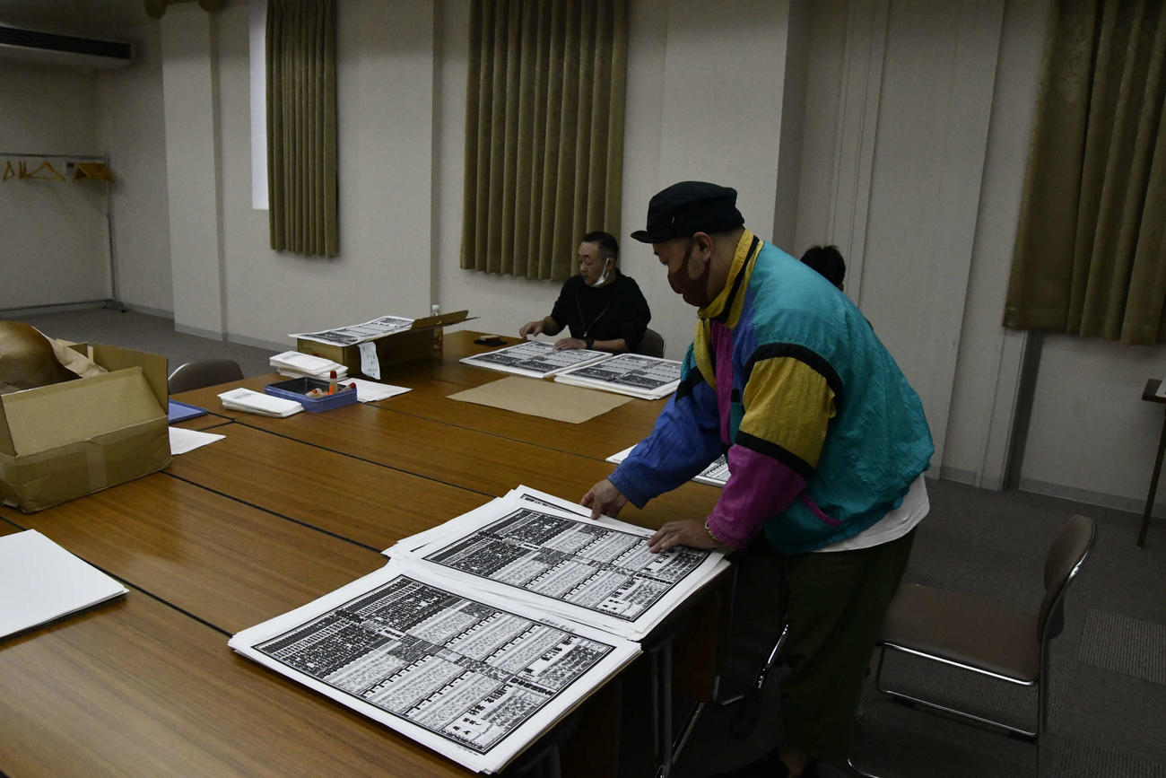 番付表の送付作業に追われる熱海富士の後援会員（撮影・平山連）