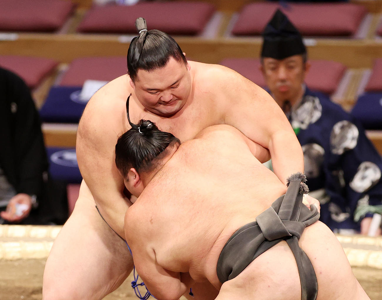大成龍（手前）を攻める朝乃山（撮影・鈴木正人）