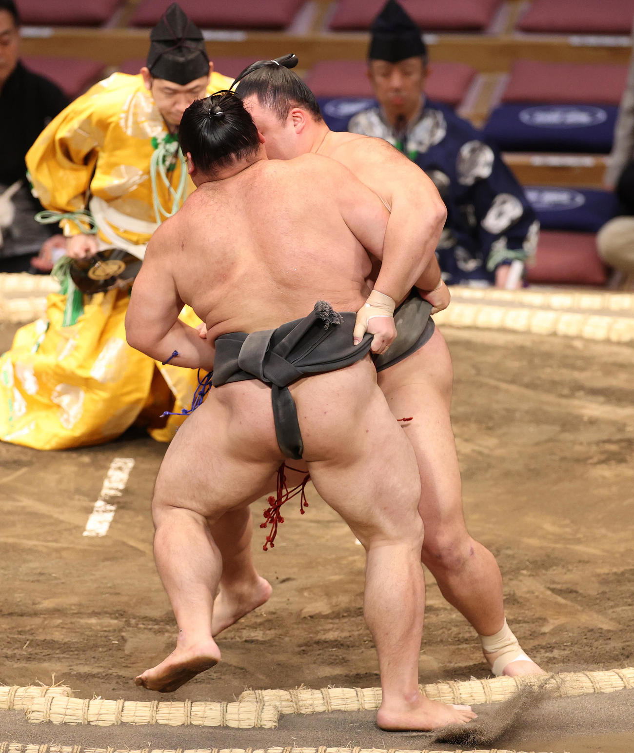 大成龍（手前）を寄り切りで破る朝乃山（撮影・鈴木正人）