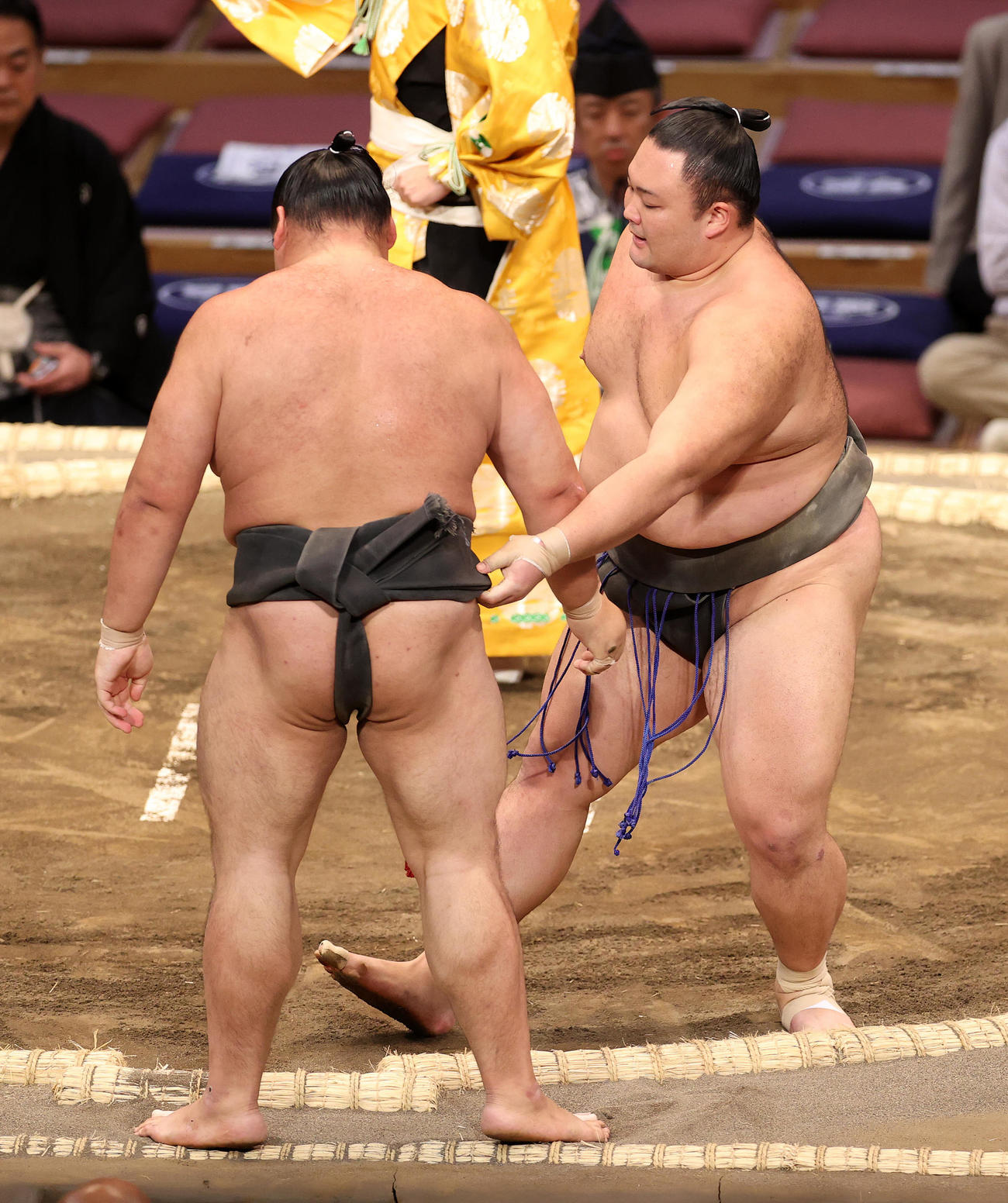 大成龍（左）を寄り切りで破った朝乃山（撮影・鈴木正人）