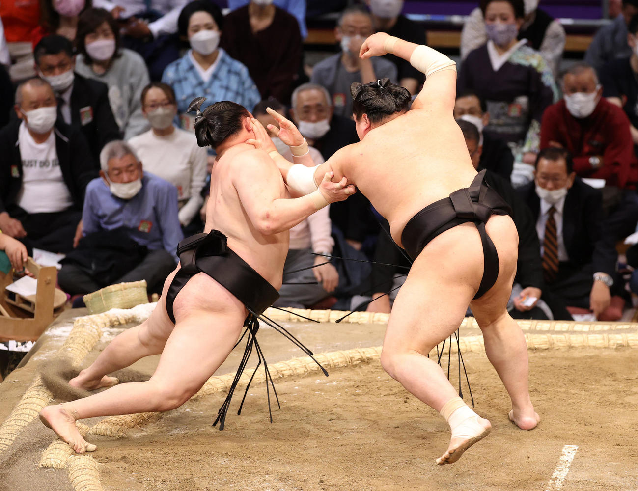 千代翔馬（左）を押し出しで破る阿炎（撮影・鈴木正人）