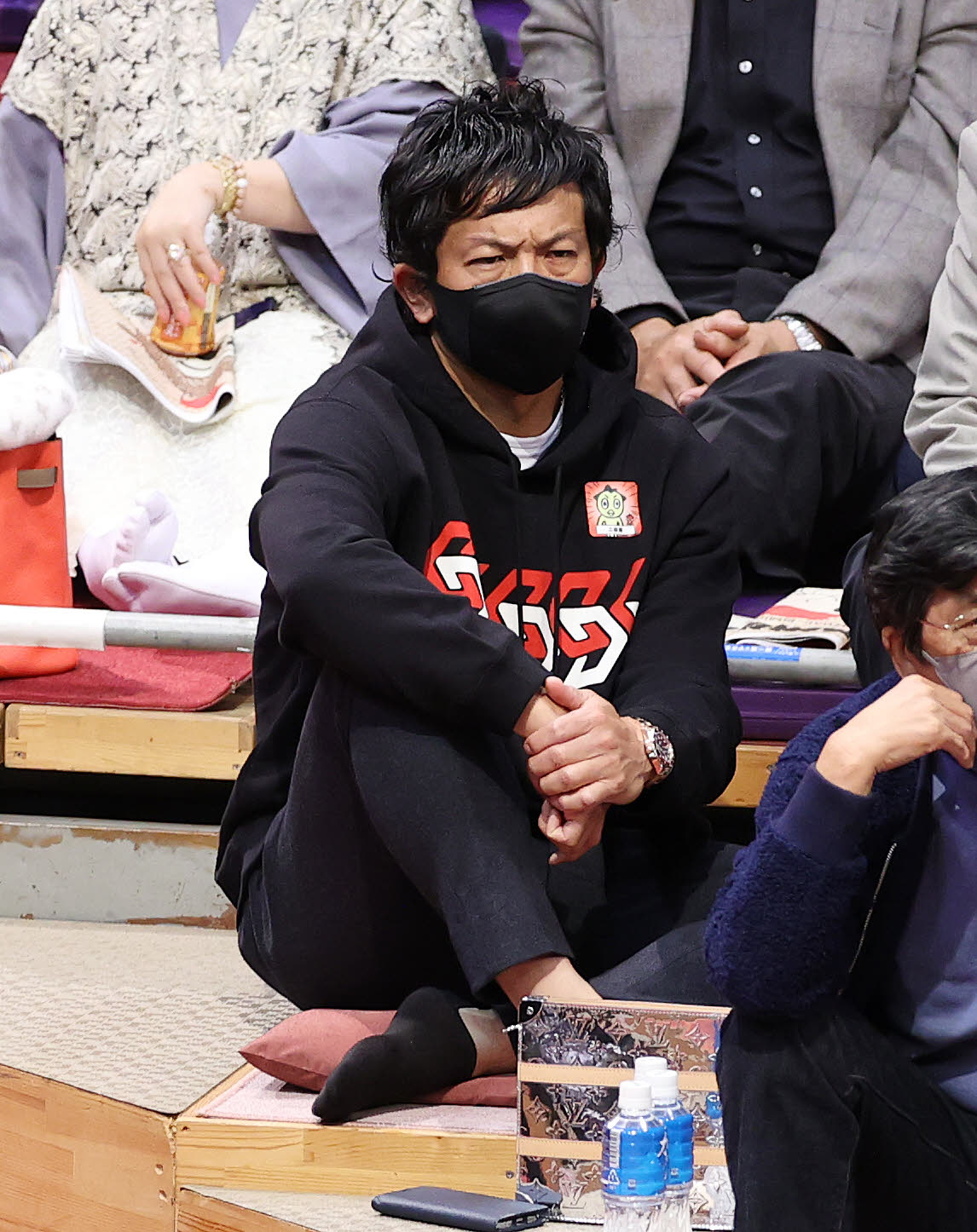 大相撲観戦する巨人松田（撮影・鈴木正人）