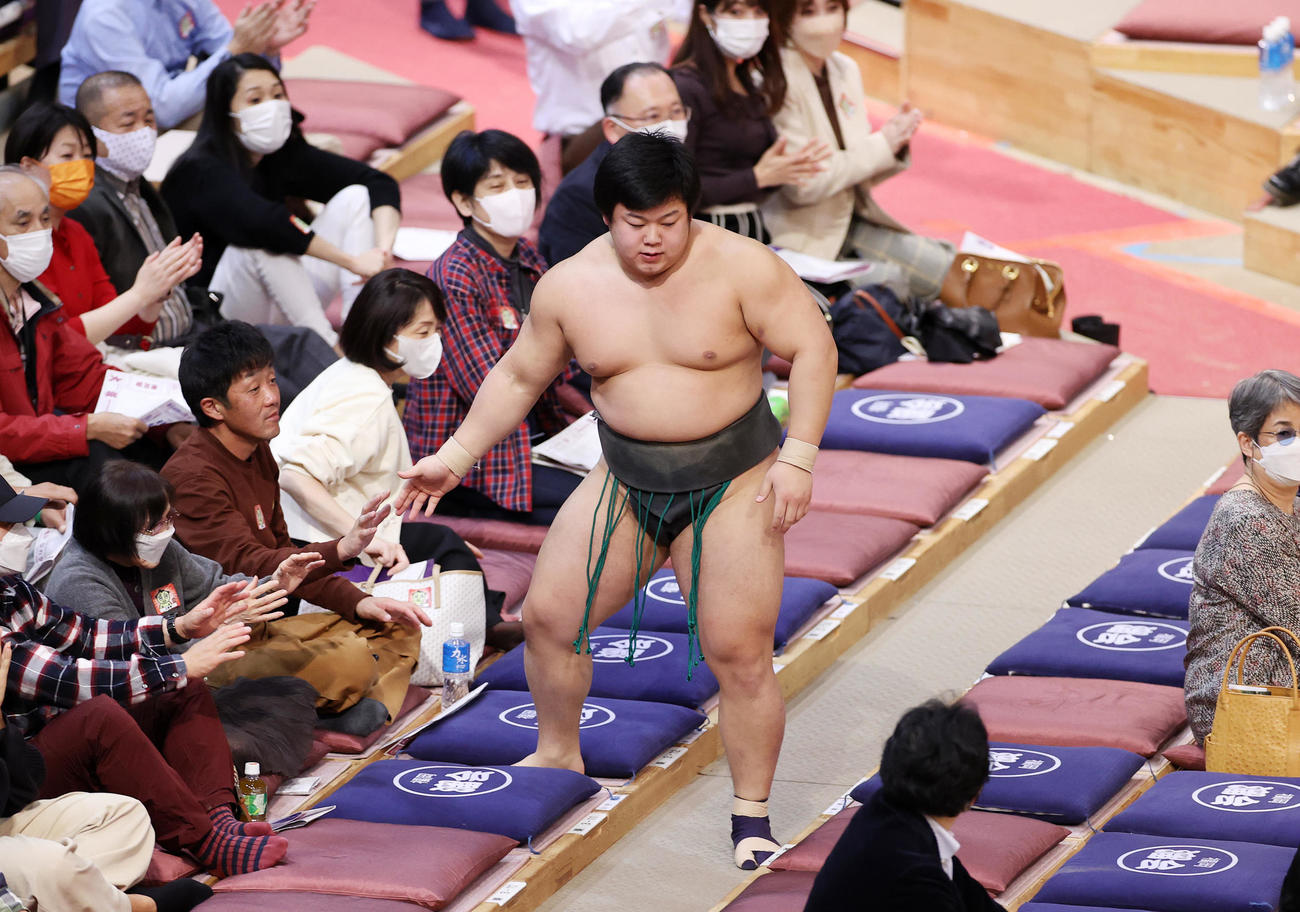 栃幸大を寄り倒しで破りたまり席まで行く川副（撮影・鈴木正人）