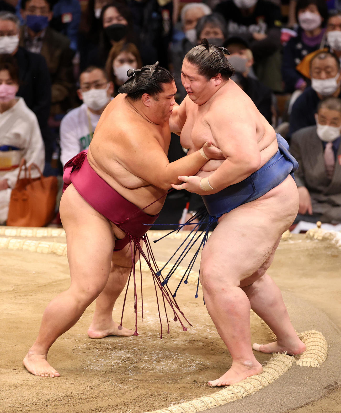 逸ノ城（右）を押し出しで破る御嶽海（撮影・鈴木正人）
