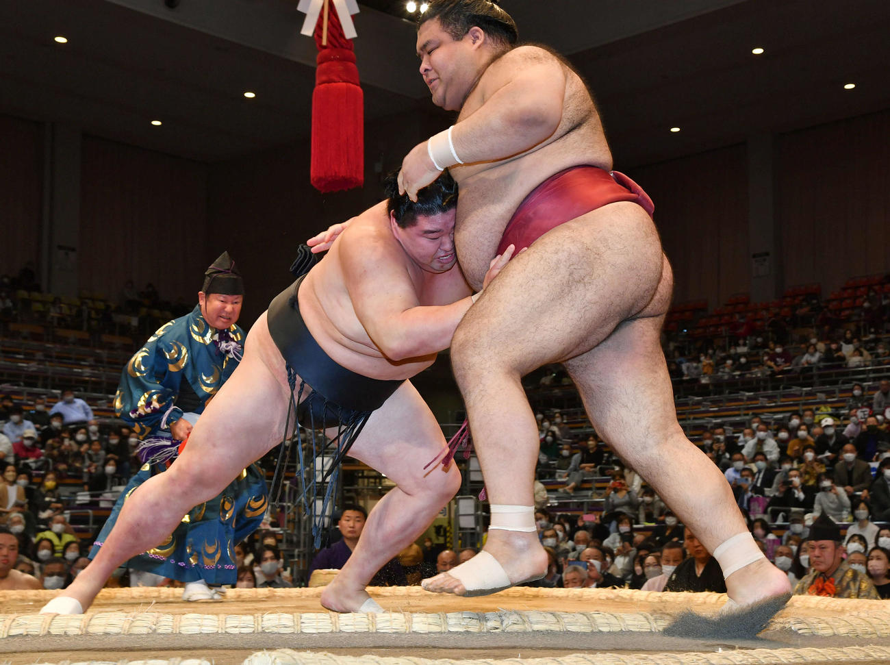高安（右）を寄り切りで下す正代（撮影・岩下翔太）