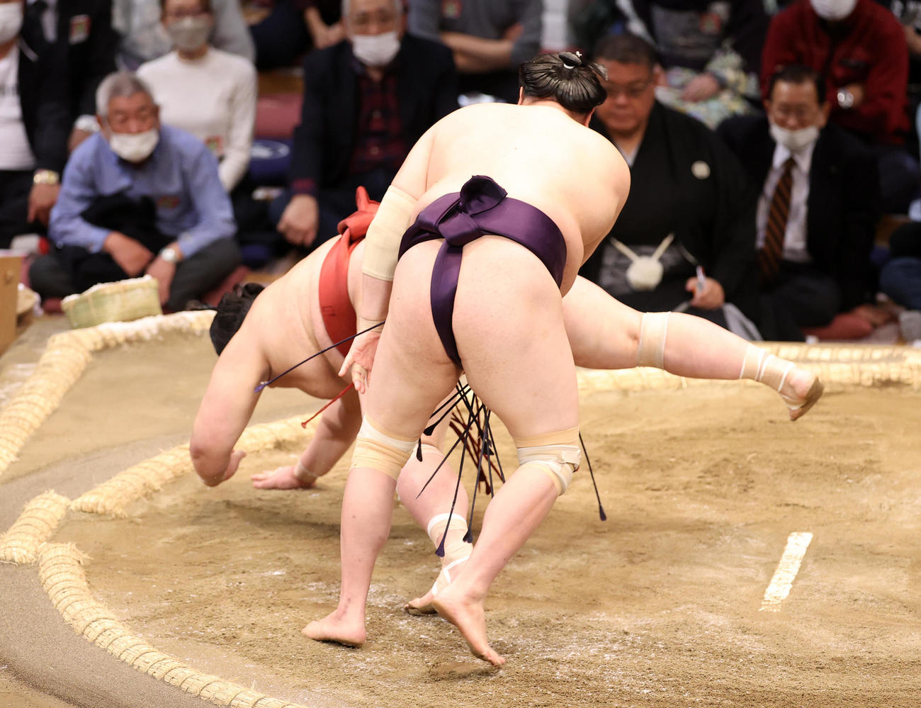 熱海富士（後方）をはたき込みで破る一山本（撮影・鈴木正人）