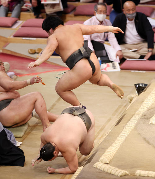 栃幸大（下）を寄り倒しで破る川副（撮影・鈴木正人）