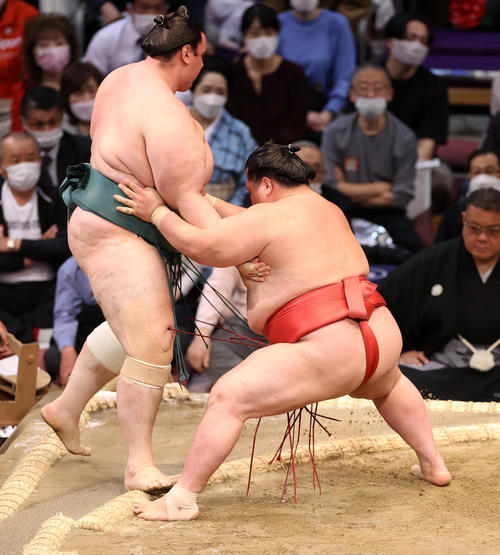 碧山（左）を押し出しで破る阿武咲（撮影・鈴木正人）